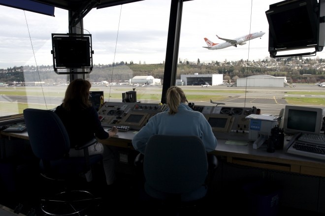  Nhân viên kiểm soát không lưu quan sát máy bay cất cánh từ một sân bay ở bang Seattle. ATC không chỉ làm việc với phi công, mà họ phải phối hợp với những bộ phận kiểm soát liên quan, đội kỹ sư, nhóm quản lý và những bộ phận khác ở sân bay. Ảnh: PA