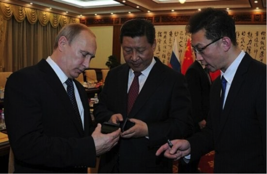 Cũng trong lúc dự họp APEC, Tổng thống Putin gửi tặng Chủ tịch Tập Cận Bình một món quà đặc biệt: chiếc điện thoại thông minh màn hình kép do Nga phát triển. Khi đó, chủ tịch Trung Quốc là chủ sở hữu đầu tiên của điện thoại YotaPhone 2 vì chúng chỉ chính thức bán ra tại thị trường Nga trong tháng 12. Ảnh: Reuters
