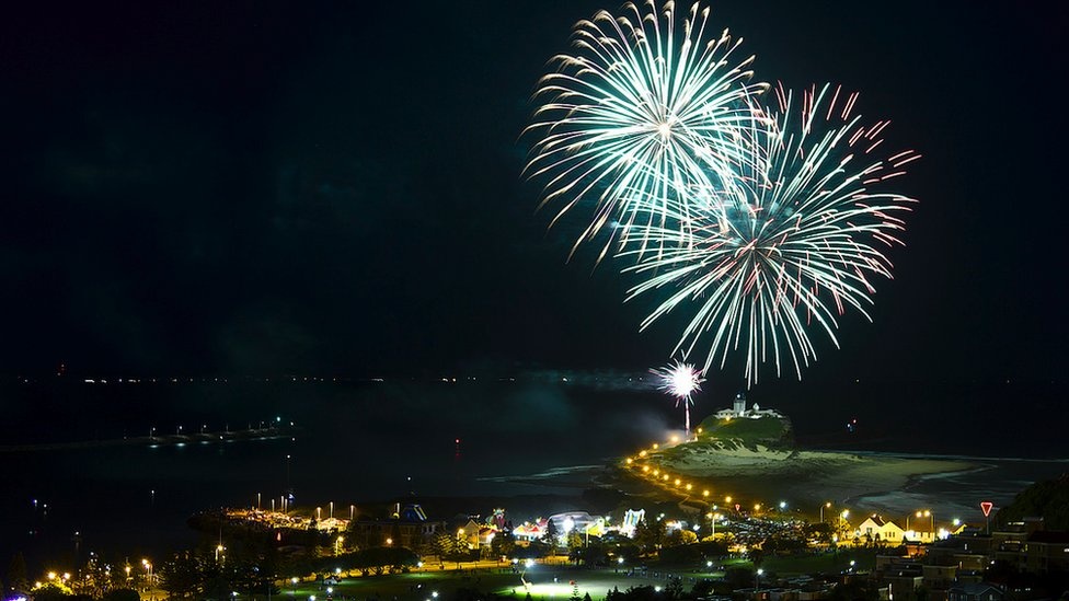 Vi sao hai dao quoc canh nhau lai don nam moi cach 24 gio? hinh anh