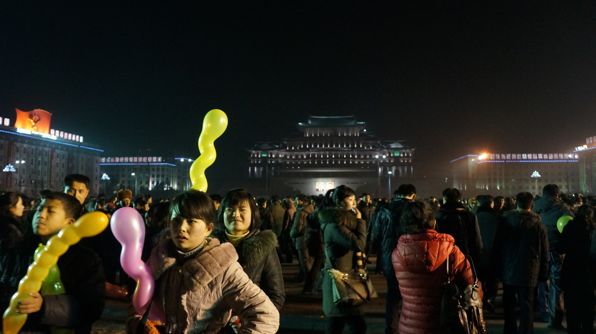 Quảng trường Kim Il Sung ở thủ đô Bình Nhưỡng đông nghẹt người dân ra phố chào năm mới. Ảnh: Flickr