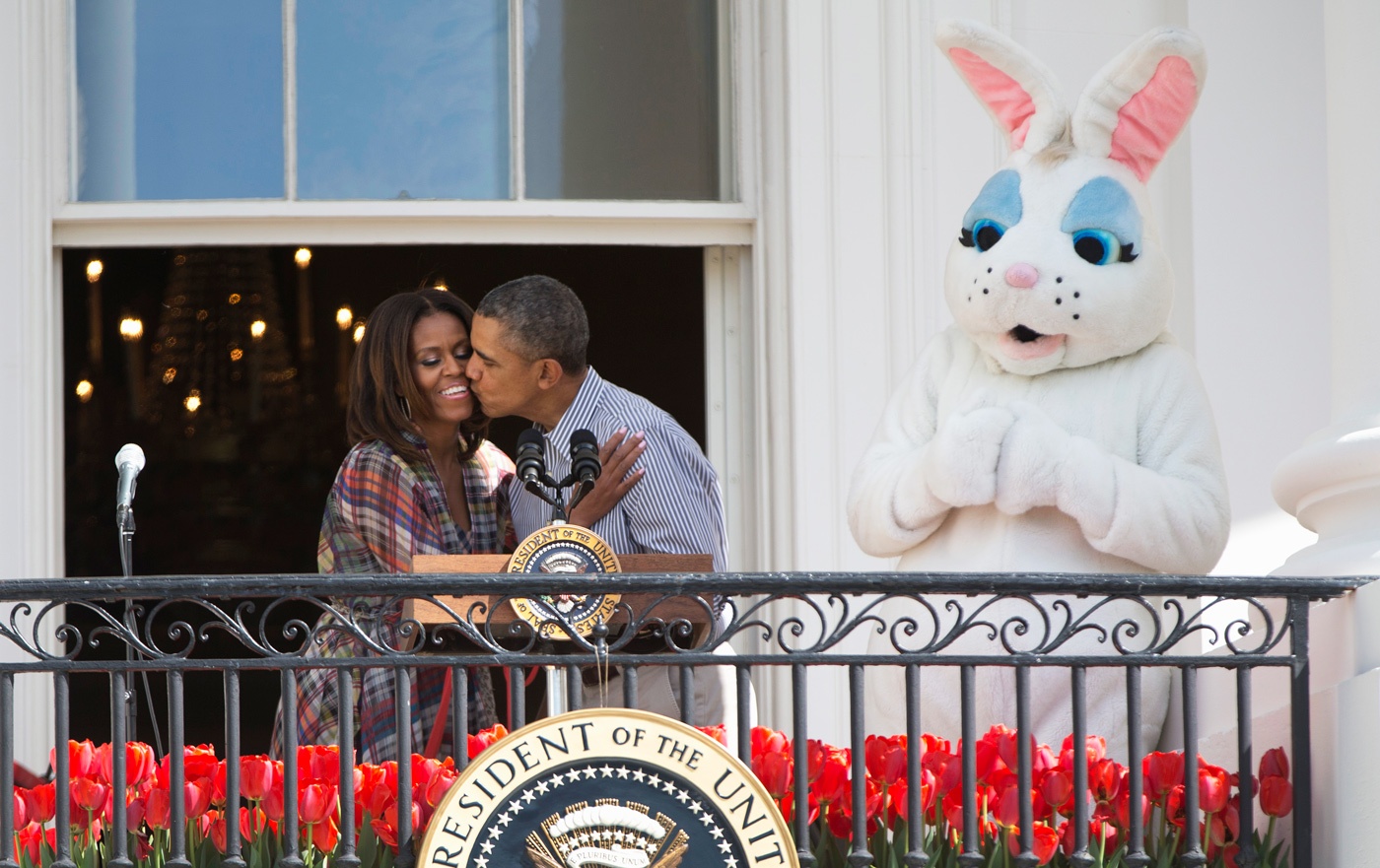 Tổng thống Obama hôn phu nhân trong một sự kiện nhân dịp lễ Phục Sinh ở Nhà Trắng vào ngày 21/4. Ảnh: AP