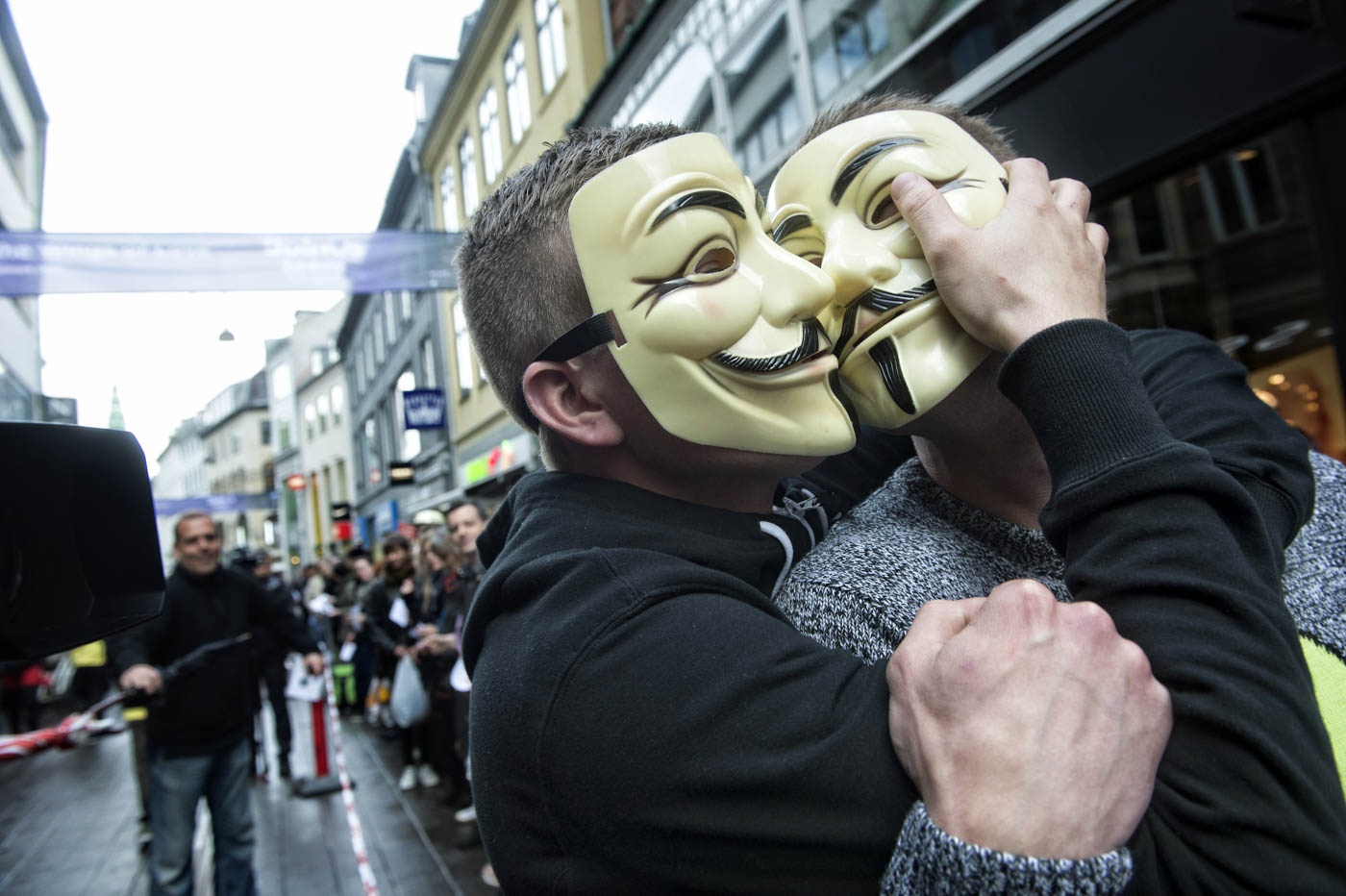 375 người tham gia một sự kiện hôn tập thể ở thành phố Copenhagen, Đan Mạch, tổ chức vào ngày 8/5, đánh bại kỉ lục thế giới trước đó là 351 người. Ảnh: AFP