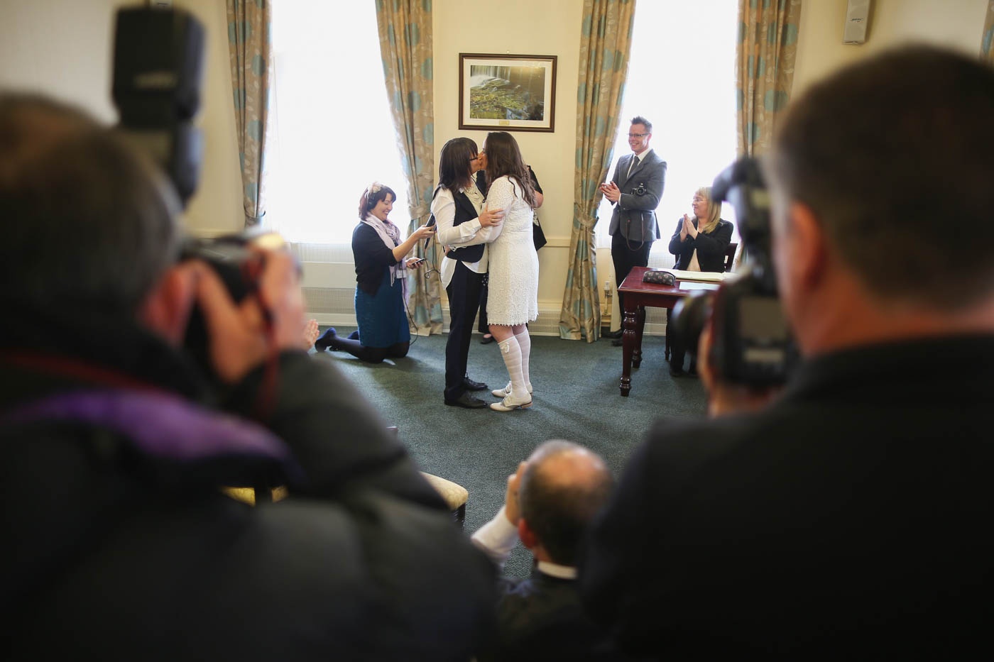 Cô Helen Brearley và Teresa Millward hôn nhau trong lễ cưới vào ngày 29/3, ngày đầu tiên mà hôn nhân đồng giới trở thành hợp pháp tại nước Anh. Ảnh: AFP