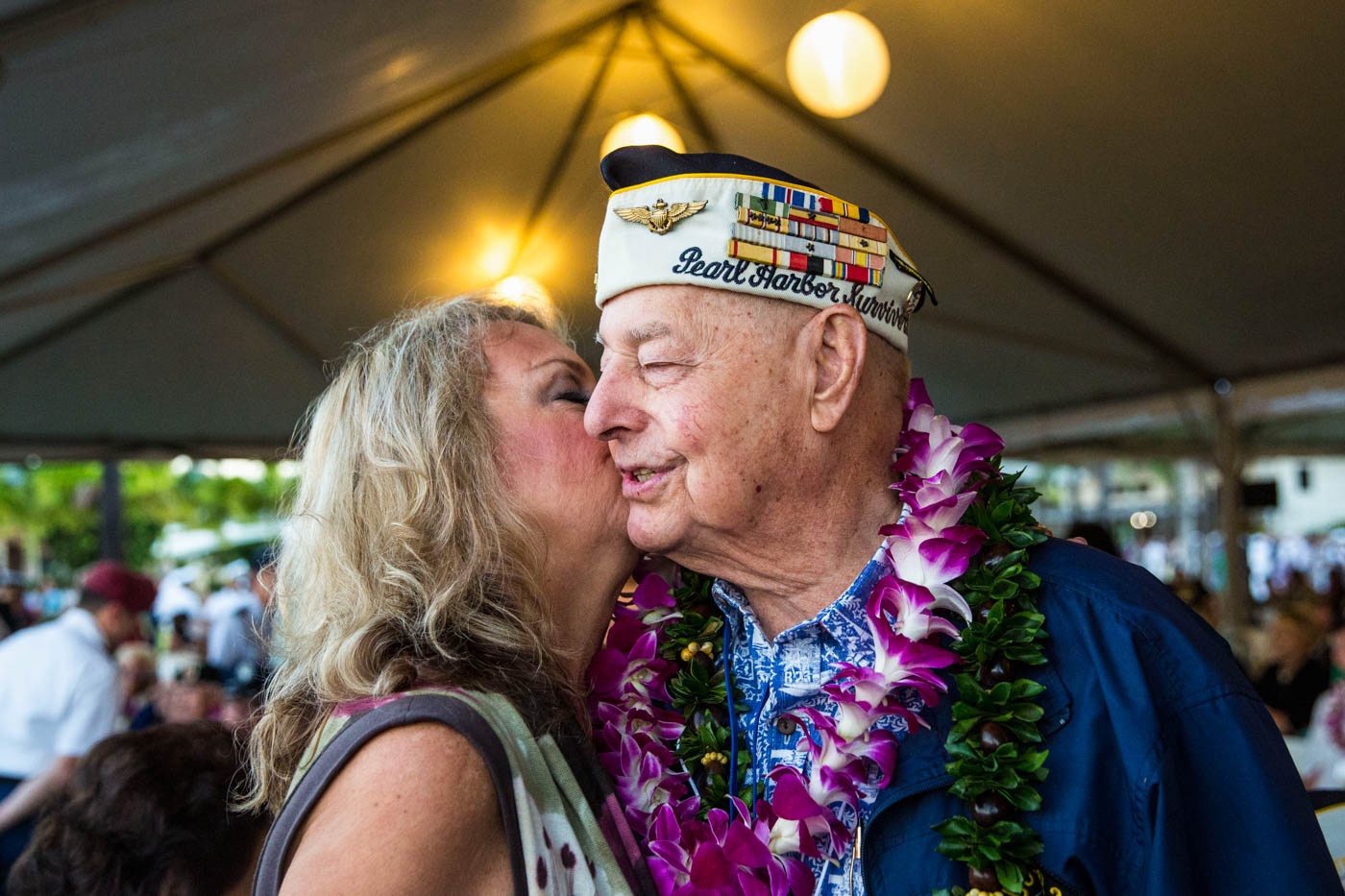 Bà Kathryn Holt hôn lên má ông Louis Conter vào ngày 7/12 trong lễ kỉ niệm 73 năm căn cứ Mỹ ở Trân Châu Cảng bị quân đội Nhật tấn công. Ông Conter là một trong những người trên tàu USS Arizona còn sống sau khi tàu bị quân đội Nhật đánh chìm. Ảnh: AFP
