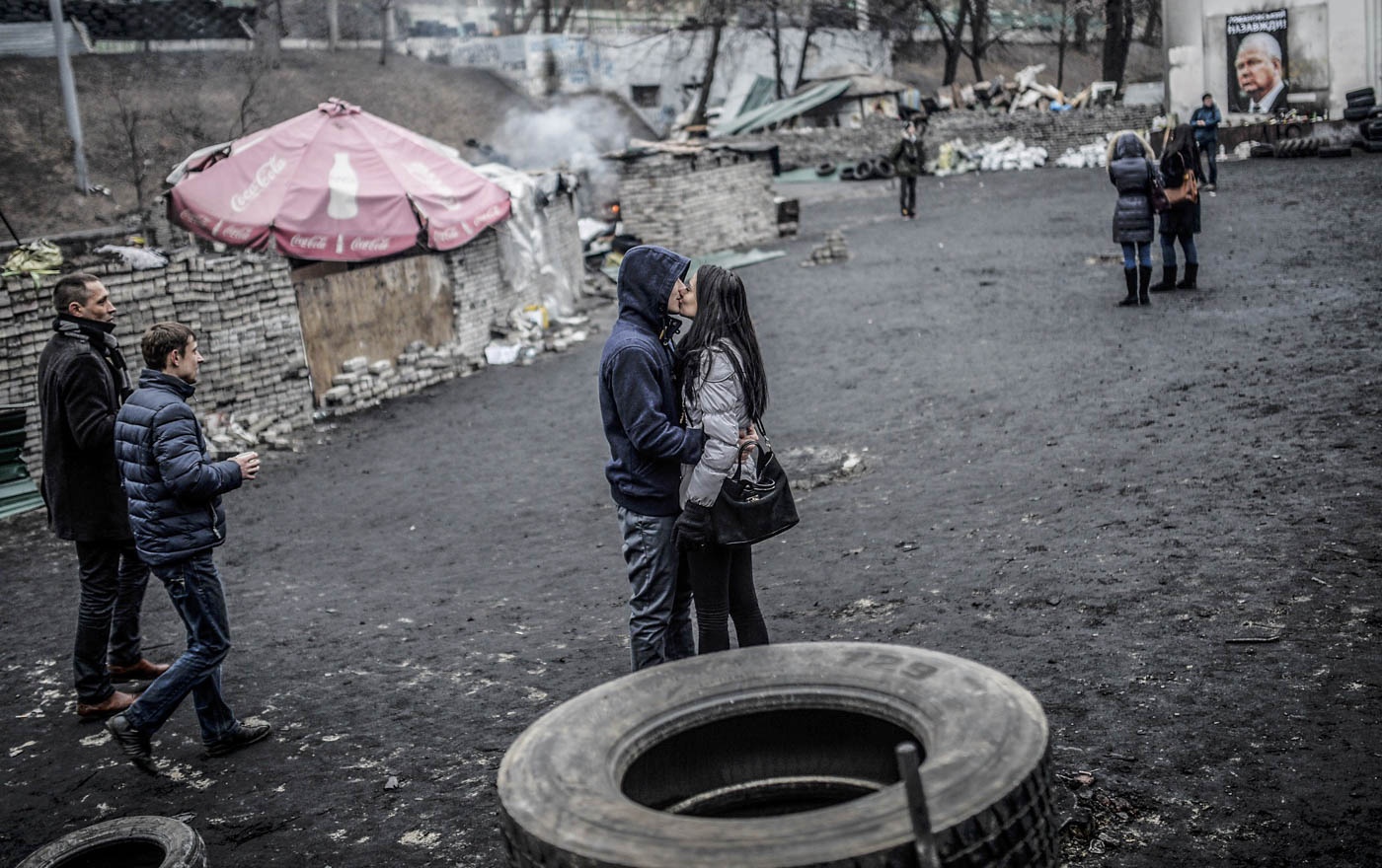 Một thanh niên hôn người yêu gần một chốt quân sự ở thủ đô Kiev ngày 25/2 khi Ukraine còn đang trong giai đoạn biểu tình bạo lực. Ảnh: AFP