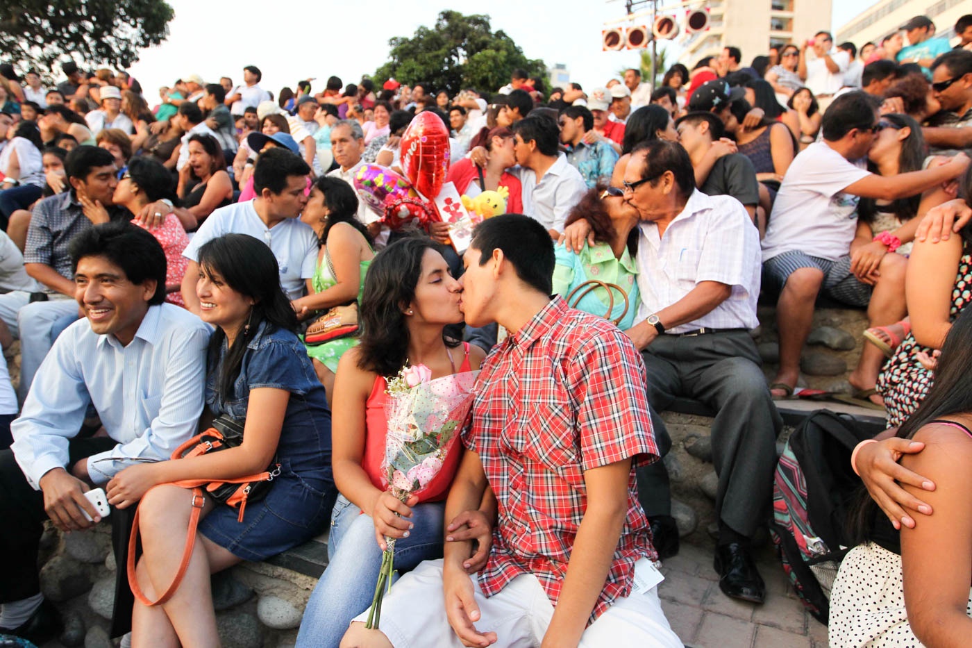 Những cặp đôi hôn nhau tại một sự kiện nhân ngày Valentine 14/2 diễn ra ở thủ đô Lima của Peru. Ảnh: EPA