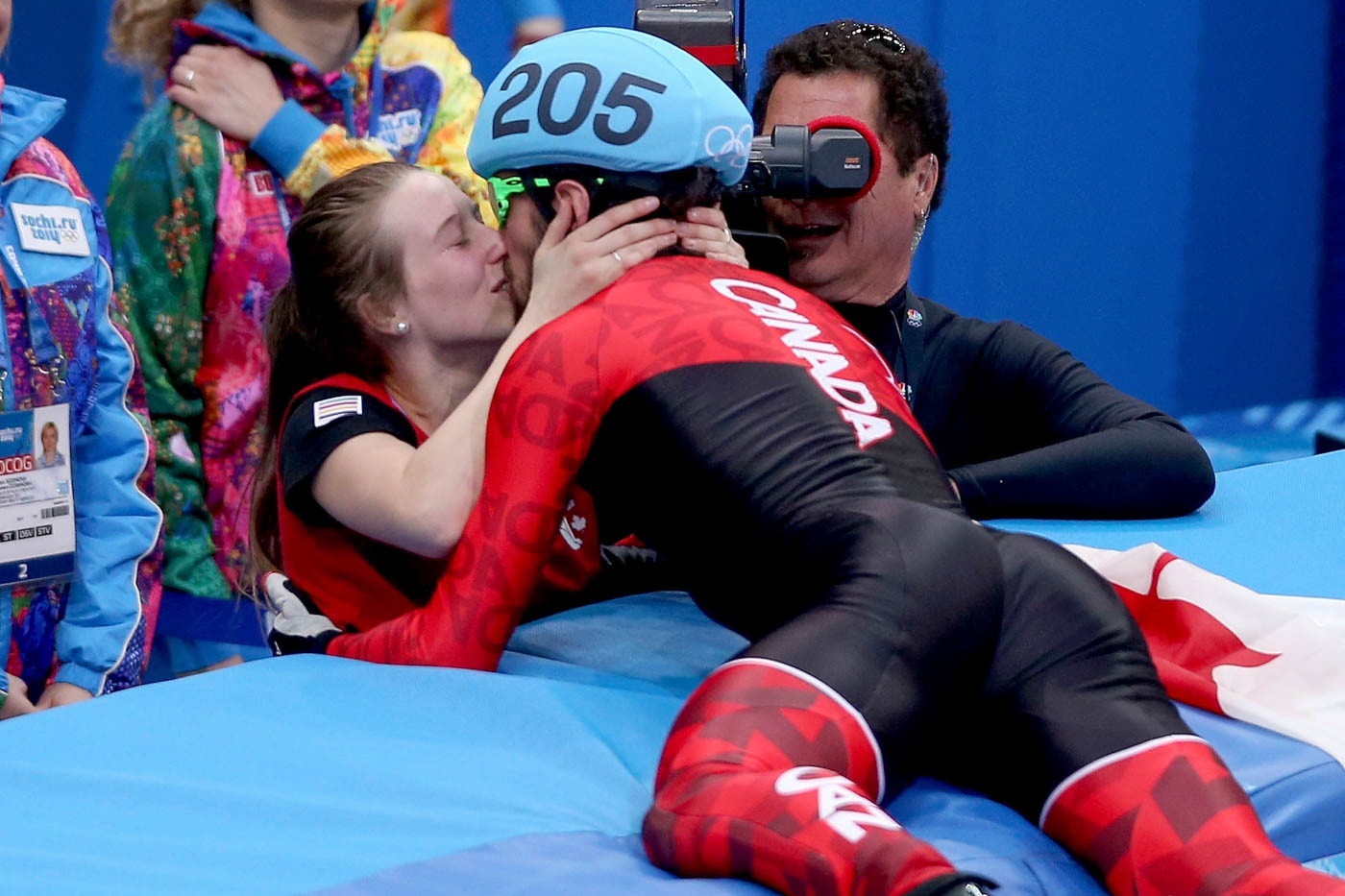 Vận đông viên người Canada, Charles Hamelin, hôn người bạn gái Marianne St.Gelais ngày 10/2 sau khi anh chiến thắng ở vòng thi trượt băng tốc độ 1.500 mét bảng nam tại Thế vận hội mùa đông Sochi. Hamelin cũng là một trong những vận động viên đoạt huy chương vàng của Canada. Ảnh: AFP