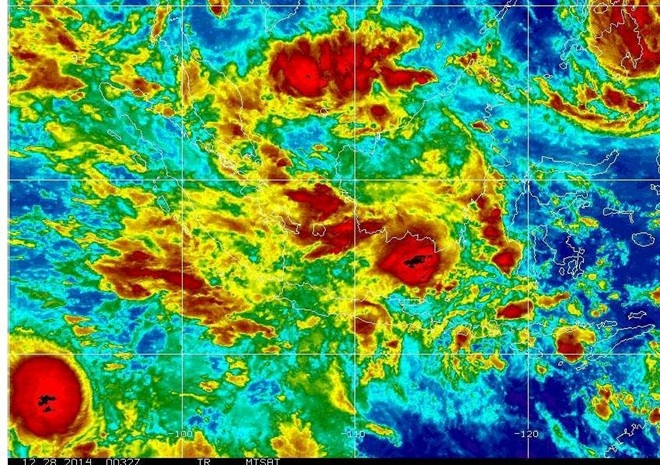 Ảnh vệ tinh đăng tải trên Twitter cho thấy các cơn giông bão đang phát triển mạnh (màu đen) về phía bắc thành phố Surabaya, Indonesia, nơi xuất phát của chuyến bay QZ8501. Ảnh: Twitter