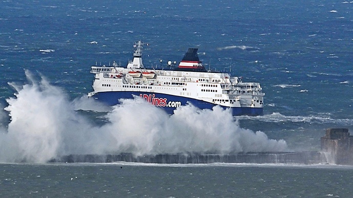 Pha cho 400 nguoi boc chay tren bien hinh anh