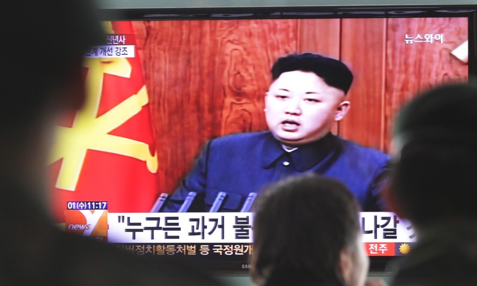 Người dân theo dõi bài phát biểu chào năm mới của chủ tịch Kim Jong Un. Ảnh: Guardian