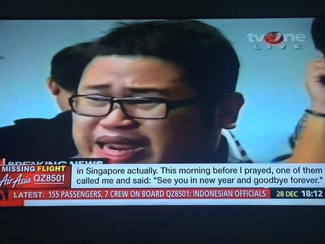 Người bạn của hành khách trên chuyến bay QZ 8501 khóc nức nở khi đợi thông tin. Ảnh: news.com.au