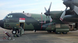 May bay do tham C-130 cua Singapore tham gia tim kiem QZ5801 hinh anh
