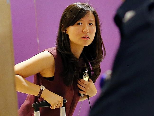 Co dau sap cuoi cho tin chu re tren chuyen bay mat tich hinh anh