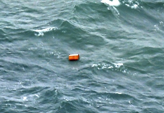 Can canh nhung vat the nghi la cua QZ8501 hinh anh