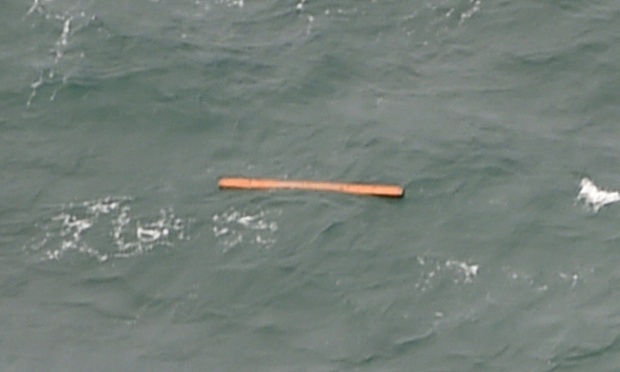 Theo AP, một quan chức của Cơ quan tìm kiếm cứu nạn Indonesia thừa nhận mảnh vỡ này rất có khả năng liên quan đến máy bay mất tích mang số hiệu QZ8501. Ảnh: AFP