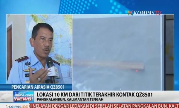 Quan chức đội tìm kiếm Indonesia thông báo về việc phát hiện mảnh vỡ. Ảnh: Twitter