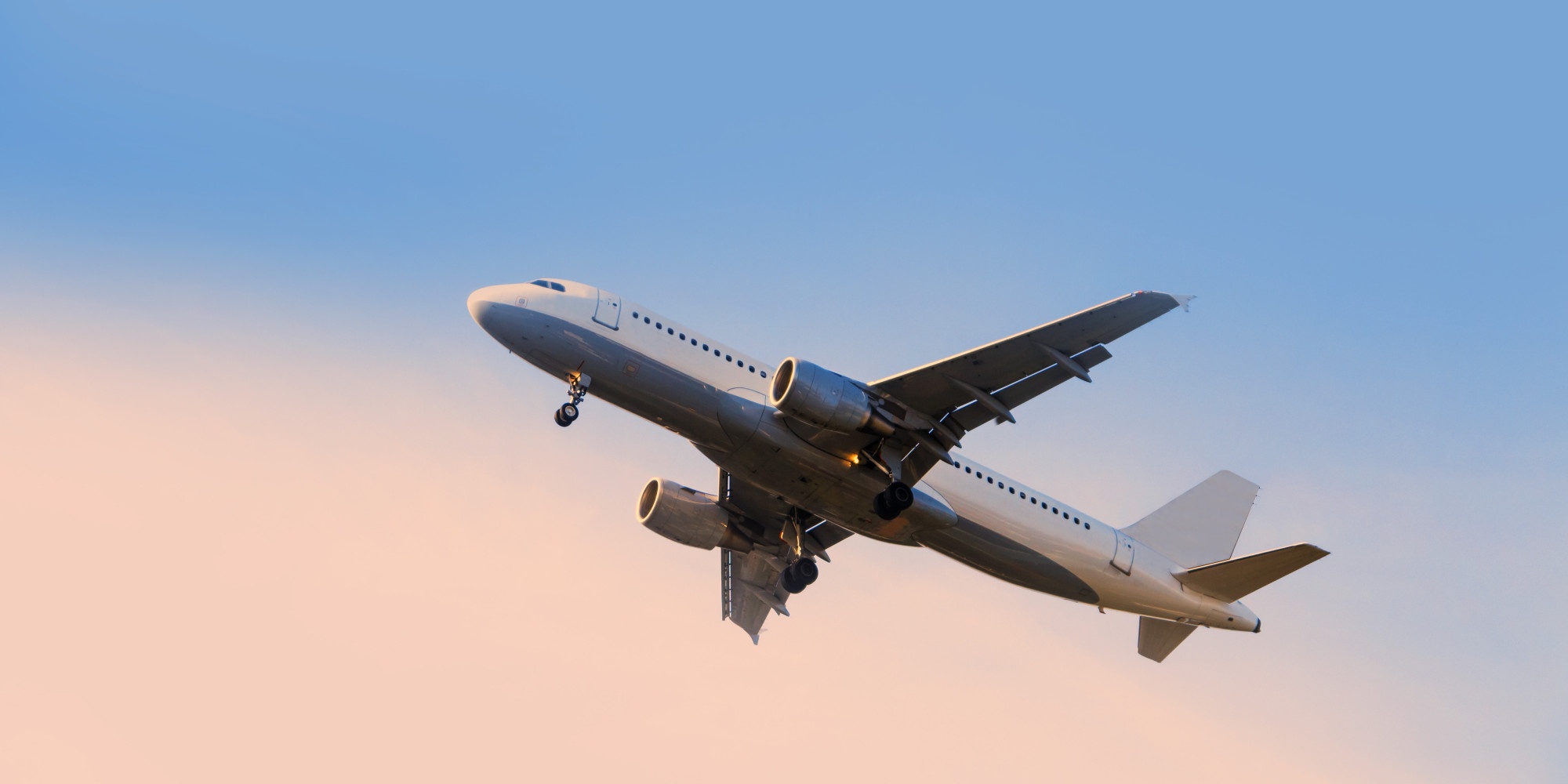 Tai sao may bay can lap he thong truyen du lieu truc tuyen? hinh anh