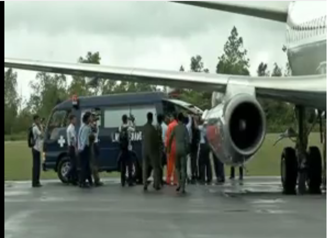 Chuyen hai quan tai thi the nan nhan QZ8501 len truc thang hinh anh