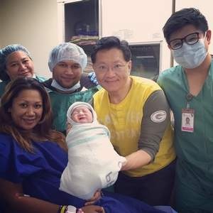 Các y, bác sỹ tại bệnh viện Guam Memorial Hospital chào đón em bé đầu tiên ra đời trong năm 2015. Ảnh: guampdn