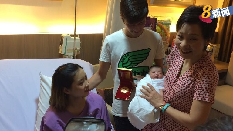 Bà Grace Fu, Bộ trưởng Văn phòng chính phủ, đến thăm công dân Singapore đầu tiên ra đời ngày 1/1 năm 2015. Ảnh: Today