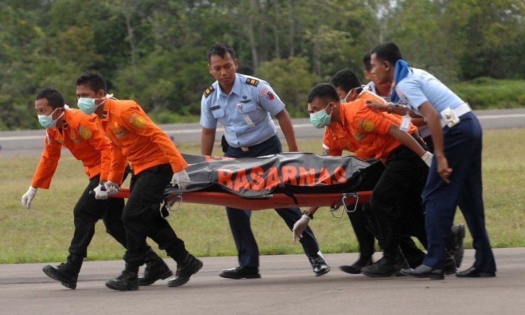 Nhan vien cuu ho an han vi de vuot thi the nan nhan QZ8501 hinh anh