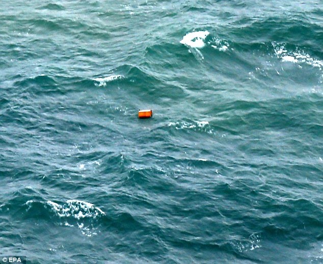 Ngày 30/12, đội tìm kiếm Indonesia thông báo phát hiện một số vật thể trong vùng tìm kiếm QZ8501. Đến cuối ngày, giới chức Indonesia khẳng định đây chính là những vật thể từ máy bay mất tích của AirAsia. Ảnh: EPA