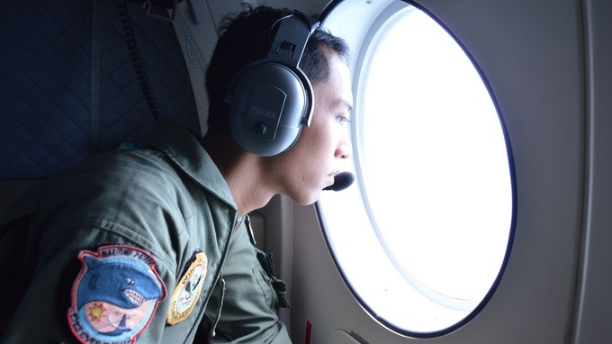 Phi cong tuyet vong nhin thi the nan nhan QZ8501 troi xa hinh anh