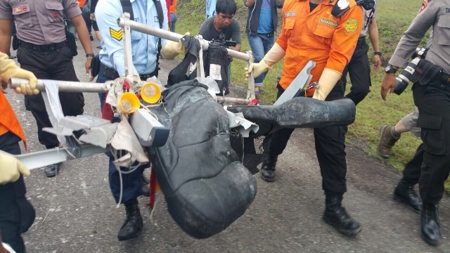 Đội cứu hộ vớt được ghế ngồi của hành khách tại khu vực tìm kiếm trong sáng 5/1. Ảnh: Channel News Asia 