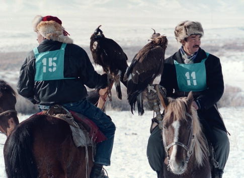 BBC cho biết những thợ săn Kazakhstan thường hoạt động vào mùa đông, khi nhiệt độ có thể xuống tới âm 40 độ C. Các thợ săn thường đi theo nhóm chứ hiếm khi hoạt động đơn lẻ.