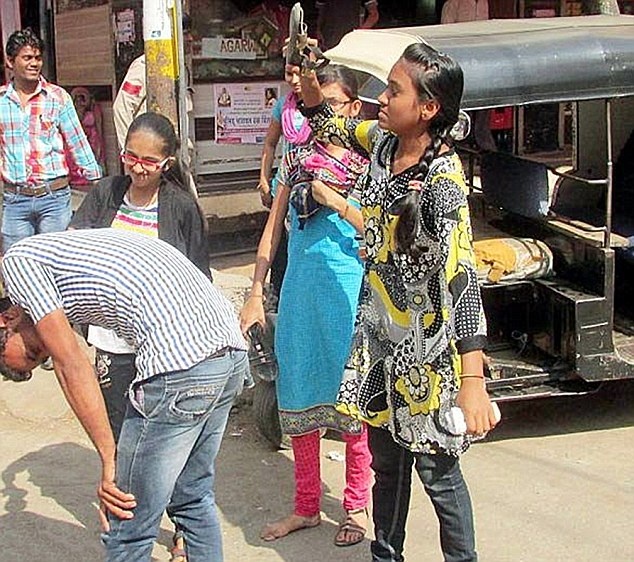 Virat Dhoni, 23 tuổi, đã quấy rối những nữ sinh ở thành phố Sendhwa, bang Madhya Pradesh ở miền trung Ấn Độ. Một nữ cảnh sát đã bắt Dhoni phải chịu hình phạt là đứng khom người giữa một khu phố đông người qua lại, còn các nạn nhân của y sẽ xếp hàng để lần lượt dùng dép đánh vào người, Daily Mail đưa tin. Dhoni sau đó tố cáo rằng hình phạt của nữ cảnh sát xúc phạm đến danh dự của anh. Hơn nữa, Dhoni nói cảnh sát lẽ ra phải đưa anh ra tòa chứ không được tự ý áp đặt hình phạt.