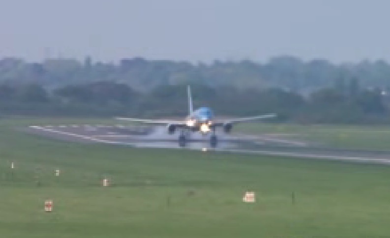 Dong co may bay boc chay vi va cham voi chim hinh anh