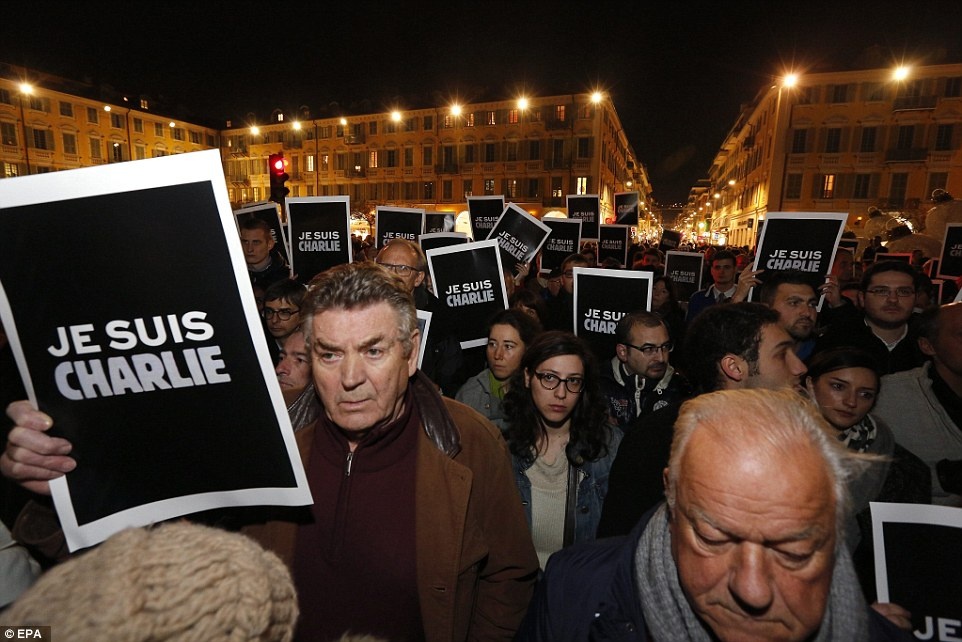 Người biểu tình mang theo các biểu ngữ Je Suis Charlie (nghĩa là 