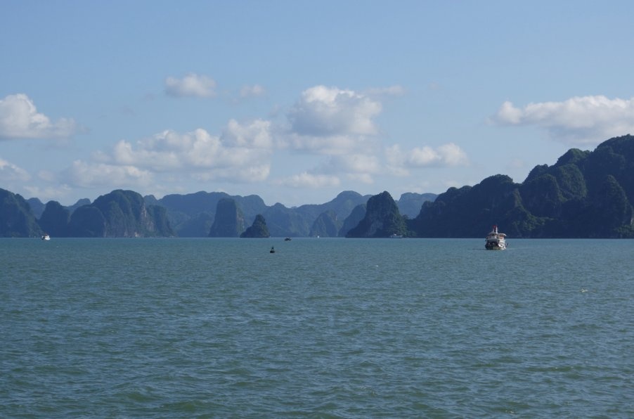 12. Vịnh Hạ Long, địa điểm được UNESCO công nhận là di sản thế giới, là một trong những thắng cảnh ngoạn mục. Hơn 1.600 đảo lớn, nhỏ tạo thành một khung cảnh vừa có núi non, biển cả và bầu trời.