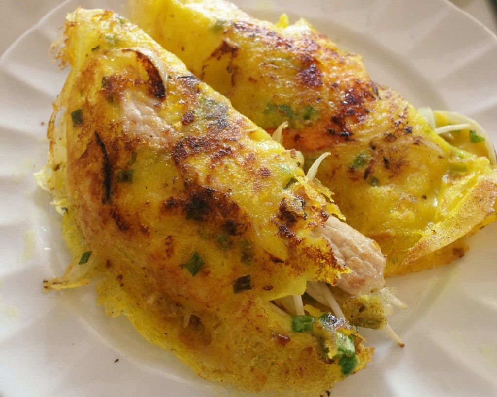 14. Bánh xèo không phải là một món ăn được nhiều người nước ngoài biết tới. Nguyên liệu làm bánh rất đơn giản, chỉ từ bột gạo và nước với những con tôm nhỏ bên trong, nhưng món ăn lại rất tuyệt. Màu vàng của bánh không phải từ trứng mà từ củ nghệ. Để thưởng thức bánh xèo đúng cách, du khách cần ăn kèm với rau sống và nước chấm pha.