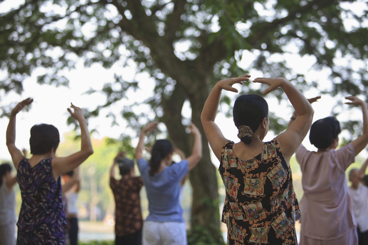 16. Công viên. Khi trời mới tờ mờ sáng, du khách dễ dàng bắt gặp rất nhiều nhóm người đủ mọi độ tuổi, từ già đến trẻ, đàn ông đến phụ nữ, đang tập thể dục tại các công viên trong thành phố. Các cô, các bà tập những động tác thể dục nhịp điệu theo tiếng nhạc, người đi bộ hoặc chạy bộ xung quanh công viên, thanh niên chơi bóng rổ, là những hình ảnh mở đầu ngày mới đầy sức sống.