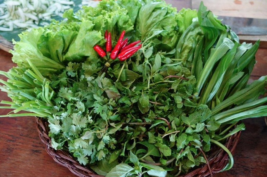 18. Những rổ rau sống phong phú còn tươi xanh là phần không thể thiếu để món ăn thêm nhiều mùi vị.