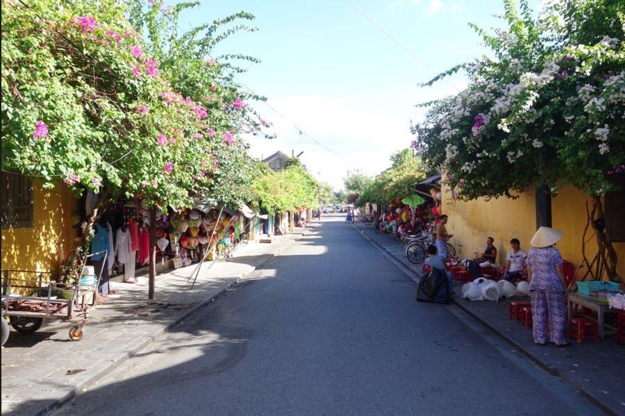 19. Hội An thực sự là một địa điểm đẹp như tranh vẽ và đáng đến thăm ở Việt Nam. Nằm ở miền trung đất nước, Hội An từng là một thị trấn cảng nhộn nhịp từ thế kỉ 15 đến thế kỉ 19. Từ thập niên 1990, Hội An được UNESCO công nhận di sản thế giới và còn có mệnh danh 