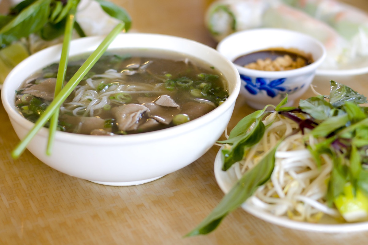 20. Phở là món ẩm thực đặc trực nhất ở Việt Nam. Người Việt thường ăn phở vào buổi sáng, tại những quán ven đường hay trong chợ. Bên cạnh phở, Việt Nam cũng có rất nhiều món nước mà thành phần chính làm từ bột gạo, như bún cá đặc sản Hà Nội hoặc bún bò Huế.