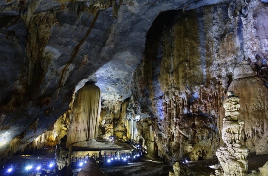 5. Các hang động. Động Thiên đường ở rừng quốc gia Phong Nha - Kẻ Bàng (ảnh) là một trong số rất nhiều hang động lớn ở Việt Nam. Động Sơn Đoòng, hang động lớn nhất thế giới, lần đầu được phát hiện vào năm 2009 và chỉ mở cửa cho du khách từ năm 2012. Hãy tranh thủ đến thăm những nơi này trước khi nó chật kín du khách.