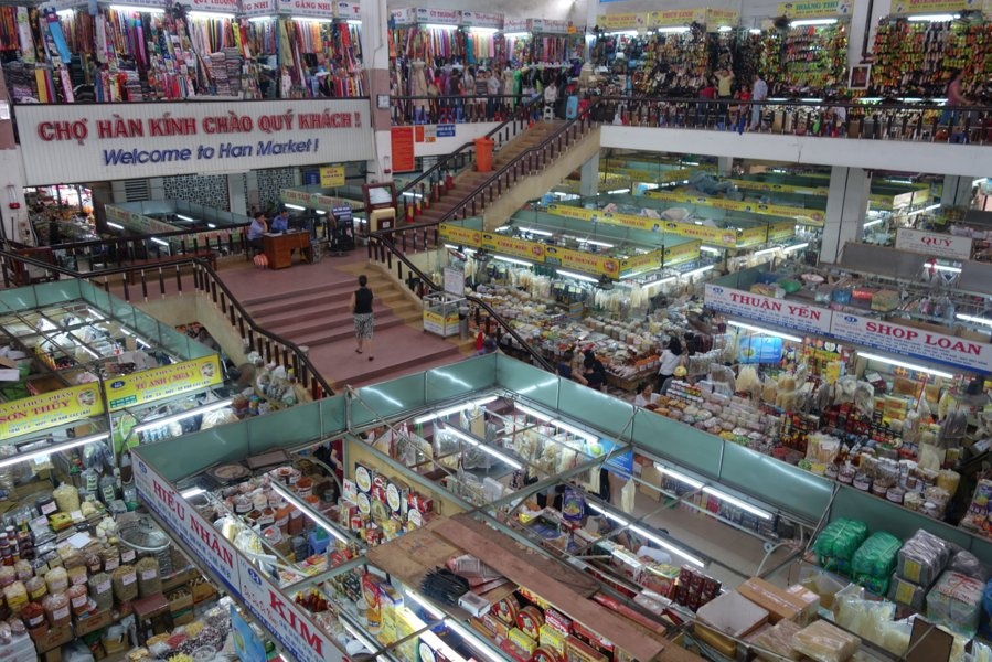 6. Các khu chợ. Chợ Hàn ở Đà Nẵng (ảnh) là một trong những khu chợ lớn ở Việt Nam. Những ngôi chợ này bán rất nhiều mặt hàng đa dạng, từ vải vóc, quần áo, đến tôm khô. Có thể nói, du khách dễ dàng đi lạc nếu mải mê khám phá khu chợ. Chợ nhộn nhịp vào sáng sớm và vắng dần khi về chiều. 
