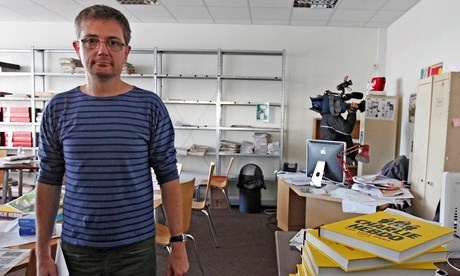 Biên tập viên Stephane Charbonnier tại văn phòng tòa soạn Charlie Hebdo, người đã từng nhận được nhiều lời đe dọa..
