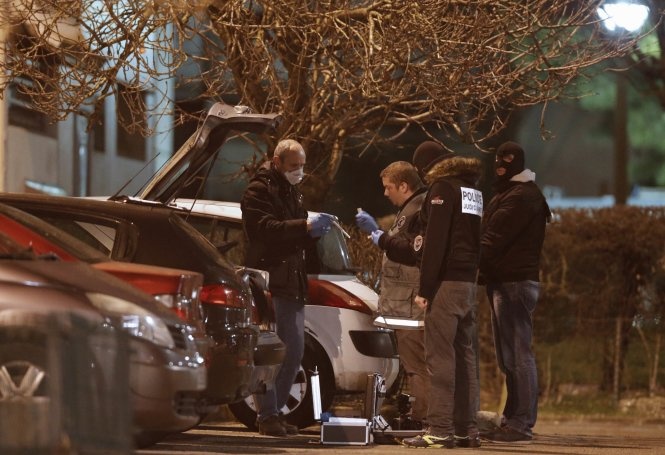 Tai hien dien bien thuc vu tham sat toa soan Charlie Hebdo hinh anh