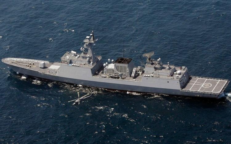 Một trực thăng của hải quân Hàn Quốc cất cánh từ tàu khu trục Choi Young. Ảnh: Epoch Times