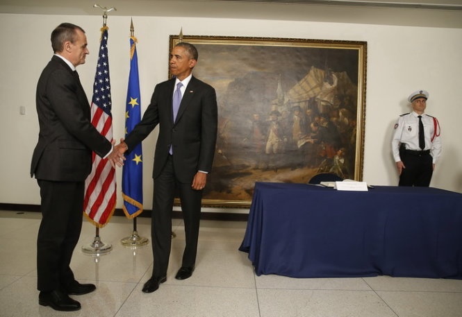 Tổng thống Mỹ Barack Obama đến thăm Đại sứ quán Pháp ở Washington và khẳng định sẽ hỗ trợ Pháp chống khủng bố - Ảnh: Reuters