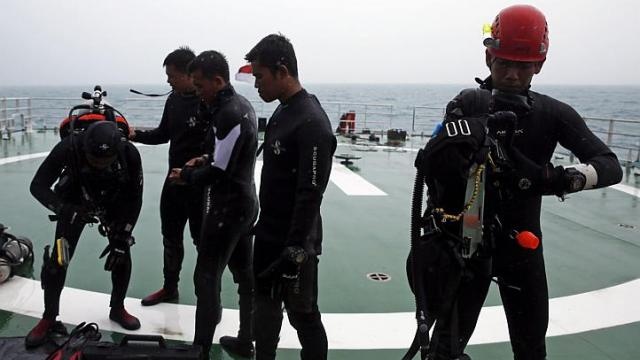 Đội thợ lặn trên tàu KN Purworejo của Hải quân Indonesia tham gia chiến dịch tìm kiếm máy bay AirAsia mất tích. Ảnh: AFP