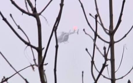 Một trực thăng của cảnh sát đang lượn trên bầu trời trong cuộc truy đuổi hai nghi phạm tại một khu vực công nghiệp ở Dammartin-en-Goële. 