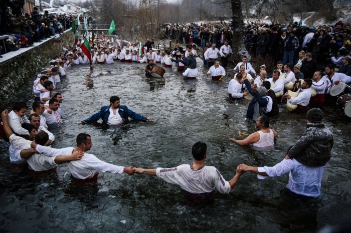 Nhóm người đàn ông nhảy múa trong dòng nước băng giá của sông Tundzha. Đây là một phần của nghi lễ Epiphany của người Kito giáo. Tại Nga và một số nước ở Đông Âu, người dân chào đón lễ Epiphany bằng cách nhảy xuống tắm trong giá lạnh. Bất chấp nhiệt độ xuống thấp, nhiều phụ nữ, đàn ông sẽ ngâm mình trong làn nước lạnh với mong muốn thanh lọc tâm hồn và dòng nước lạnh cắt da thịt sẽ giúp cơ thể được rắn chắc, khỏe mạnh hơn. 