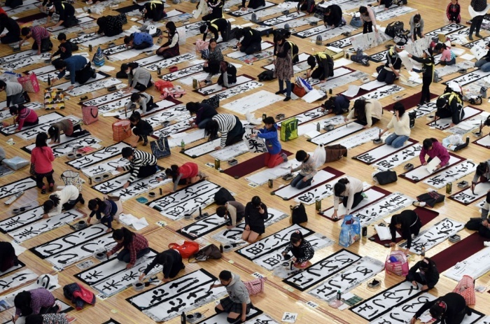 3.150 thí sinh tham gia cuộc thi viết thư pháp lần thứ 51 tại hội trường Budokan, Tokyo, Nhật Bản. Đây là sự kiện diễn ra hằng năm trong dịp mừng năm mới tại đất nước “mặt trời mọc”.