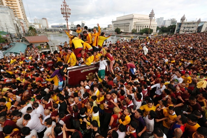 Hàng triệu tín đồ chen chúc nhau để chạm tới bức tượng linh thiêng Black Nazarene tại lễ hội Chân trần Black Nazarene ở Philippines. Một người chết và gần 500 người khác bị thương sau vụ việc. Chân trần Black Nazarene là lễ hội hằng năm của những người Công giáo tại Philippines. 