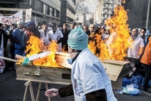 Canh bac si dot trang phuc y te vao top anh an tuong tuan hinh anh